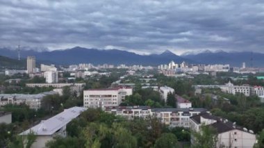 Almaty, Kazakistan, 09.16.2023.Manzara Sonbaharın erken saatlerinde bulutlu bir sabahta Kazak şehrinin merkez kısmındaki bir kuadkopterden.