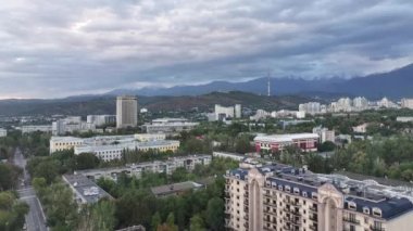 Almaty, Kazakistan, 09.16.2023.Manzara Sonbaharın erken saatlerinde bulutlu bir sabahta Kazak şehrinin merkez kısmındaki bir kuadkopterden.