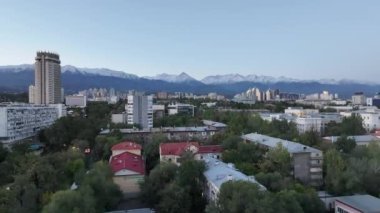 Almaty, Kazakistan, 09.23.2023. Sonbaharın erken saatlerinde bulutlu bir sabahta Kazak şehri Almaty 'nin merkez kısmının bir kuadkopterinden görüntü