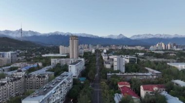 Almaty, Kazakistan, 09.23.2023. Sonbaharın erken saatlerinde bulutlu bir sabahta Kazak şehri Almaty 'nin merkez kısmının bir kuadkopterinden görüntü