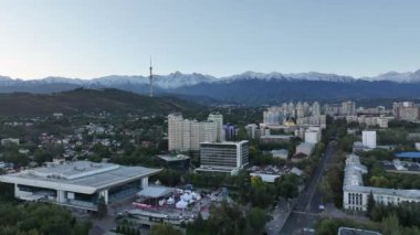 Almaty, Kazakistan, 09.23.2023. Sonbaharın başlarında sabah saatlerinde Kazak şehri Almaty 'nin merkez kısmının bir kuadkopterinden görüntülenir.