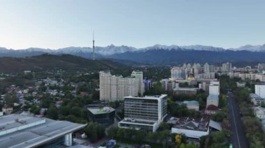 Almaty, Kazakistan, 09.23.2023. Sonbaharın başlarında sabah saatlerinde Kazak şehri Almaty 'nin merkez kısmının bir kuadkopterinden görüntülenir.