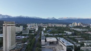 Almaty, Kazakistan, 09.23.2023. Sonbaharın başlarında sabah saatlerinde Kazak şehri Almaty 'nin merkez kısmının bir kuadkopterinden görüntülenir.