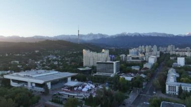 Almaty, Kazakistan, 09.23.2023. Sonbaharın başlarında sabah saatlerinde Kazak şehri Almaty 'nin merkez kısmının bir kuadkopterinden görüntülenir.