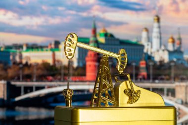 Moskova Kremlin 'in arka planına karşı altın minyatür petrol pompası