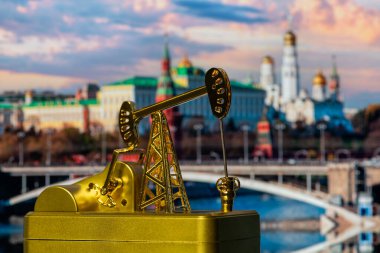 Moskova Kremlin 'in arka planına karşı altın minyatür petrol pompası
