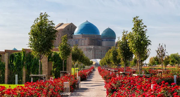 Türk dünyasının kalbi Kazakistan 'daki Khoja Akhmet Yassawi' nin ünlü ortaçağ mozolesi.