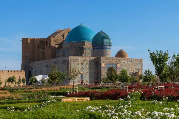 トルキスタン カザフスタン 2023 カザフスタンの都市トルキスタンの中心にあるクハ アクメット ヤッサウィの有名な中世の霊廟 — ストック写真