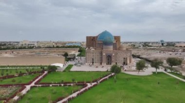Kazakistan 'daki Khoja Akhmet Yassai' nin ünlü ortaçağ mozolesine ait bir kuadkopterden görüntü