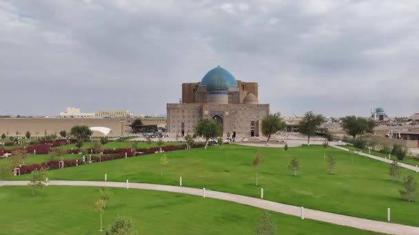 Utsikt Från Fyrhörning Den Berömda Medeltida Mausoleum Khoja Akhmet Yassai — Stockvideo