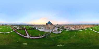 Kazakistan 'ın Kazak kentindeki Khoja Akhmet Yassaui' nin ortaçağ mozolesinin bir kuadkopterinden küresel bir manzara