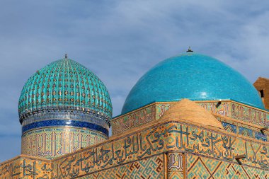 Türk dünyasının kalbi Kazak kenti Khoja Akhmet Yassawi 'nin ortaçağ mozolesinin kubbeleri.