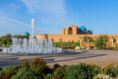 Sonbahar sabahının erken saatlerinde Kazak kenti Türkistan 'daki Khoja Akhmet Yassaui' nin ortaçağ mozolesine yakın bir park.