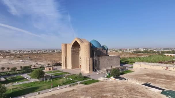 Vista Desde Quadcopter Del Famoso Mausoleo Medieval Khoja Akhmet Yassai — Vídeos de Stock