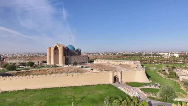 투르키스탄의 카자흐스탄 도시에있는 Akhmet Yassai의 유명한 Mausoleum의 코트에서 — 비디오
