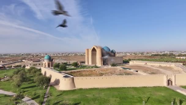 투르키스탄의 카자흐스탄 도시에있는 Akhmet Yassai의 유명한 Mausoleum의 코트에서 — 비디오