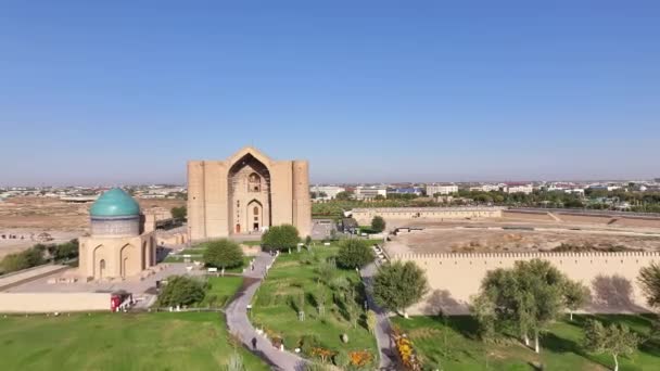 Вид Квадрокоптера Знаменитого Средневекового Мавзолея Ходжи Ахмета Ясая Казахском Городе — стоковое видео