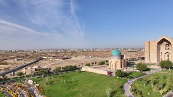 Туркестан Казахстан 2023 Вид Квадрокоптера Средневекового Мавзолея Ходжи Ахмета Яссауи — стоковое видео