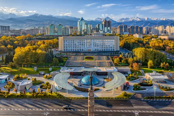 Almaty, Kazakistan, 10.08.2023.Kazakistan 'ın bağımsızlığı anıtı ve bir sonbahar sabahı Almaty şehrinin belediye başkanlığı (belediye başkanlığı) anıtı