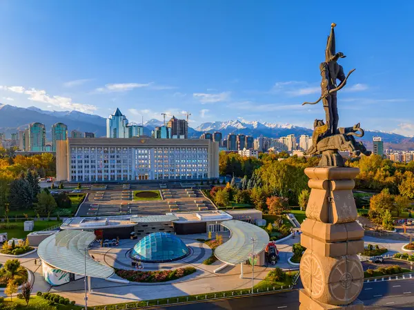 Almaty, Kazakistan, 10.08.2023 Kazakistan ve Alamty şehrinin bağımsızlığının anıtı (belediye başkanlığı) bir sonbahar sabahı