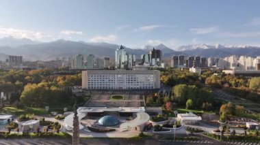 Cumhuriyet Meydanı, Akimat (Belediye Binası) Kazak şehri Almaty 'de bir sonbahar sabahı inşa ve Bağımsızlık Anıtı
