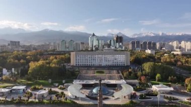 Cumhuriyet Meydanı, Akimat (Belediye Binası) Kazak şehri Almaty 'de bir sonbahar sabahı inşa ve Bağımsızlık Anıtı