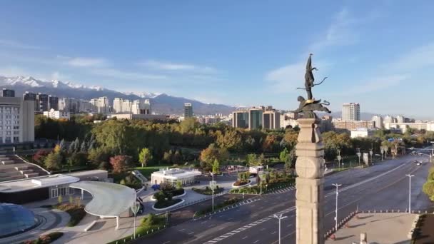 Plaza República Edificio Akimat Ayuntamiento Monumento Independencia Ciudad Kazaja Almaty — Vídeo de stock