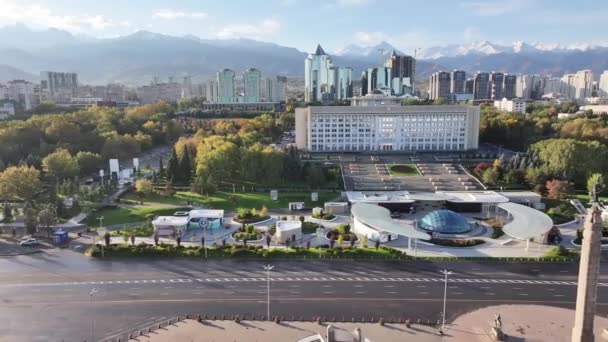 Plaza República Edificio Akimat Ayuntamiento Monumento Independencia Ciudad Kazaja Almaty — Vídeos de Stock