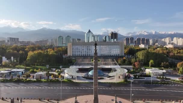 リパブリックスクエア 秋の朝 カザフスタンのアルマティ市のアキマ シティホール の建物と独立記念碑 — ストック動画
