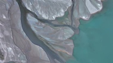 Issyk dağ nehrinin ağzındaki bir kuadkopterin, Kazak şehri yakınlarındaki Trans-Ili Alatau dağlarındaki bir göle aktığı görkemli bir manzara.