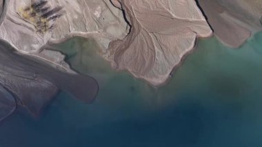 Issyk dağ nehrinin ağzındaki bir kuadkopterin, Kazak şehri yakınlarındaki Trans-Ili Alatau dağlarındaki bir göle aktığı görkemli bir manzara.