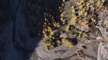 Issyk dağ nehrinin ağzındaki bir kuadkopterin, Kazak şehri yakınlarındaki Trans-Ili Alatau dağlarındaki bir göle aktığı görkemli bir manzara.