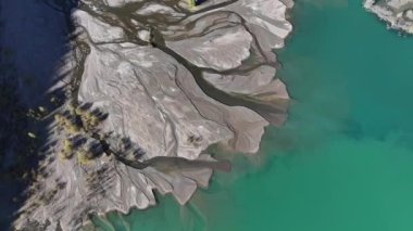 Issyk dağ nehrinin ağzındaki bir kuadkopterin, Kazak şehri yakınlarındaki Trans-Ili Alatau dağlarındaki bir göle aktığı görkemli bir manzara.