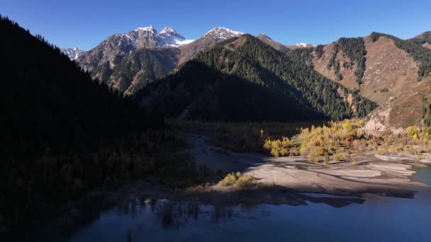 Pohled Quadcopteru Malebného Jezera Issyk Pohoří Trans Ili Alatau Blízkosti — Stock video
