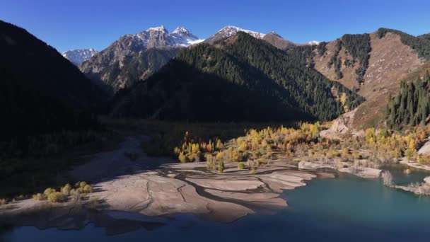 Θέα Από Ένα Quadcopter Της Γραφικής Λίμνης Issyk Στην Trans — Αρχείο Βίντεο