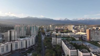 Almaty, Kazakistan, 10.07.2023. Sonbaharın bir sabahında Kazak şehri Almaty 'nin merkez kısmının bir kuadkopterinden görüntü