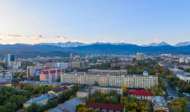 Almaty, Kazakistan, 10.07.2023.View, Kazakistan 'ın en büyük kültürel ve finansal merkezi olan Almaty' nin merkezinden.