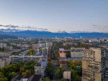 Almaty, Kazakistan, 10.07.2023.View, Kazakistan 'ın en büyük kültürel ve finansal merkezi olan Almaty' nin merkezinden.