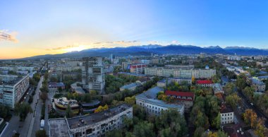 Almaty, Kazakistan, 10.07.2023.View, Kazakistan 'ın en büyük kültürel ve finansal merkezi olan Almaty' nin merkezinden.