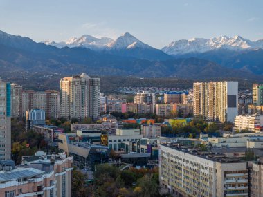 Almaty, Kazakistan, 10.07.2023.View, Kazakistan 'ın en büyük kültürel ve finansal merkezi olan Almaty' nin merkezinden.