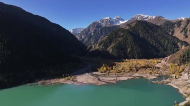 Kazakistan 'ın Almaty kenti yakınlarındaki Trans-Ili Alatau dağlarındaki Resimli Göl Issyk' in bir kuadkopterinden görüntü