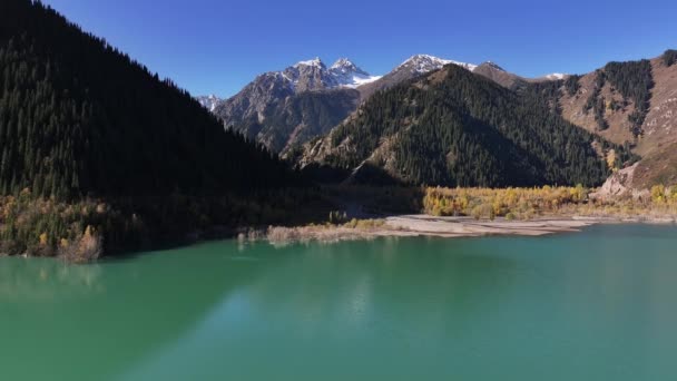Pohled Quadcopteru Malebného Jezera Issyk Pohoří Trans Ili Alatau Blízkosti — Stock video
