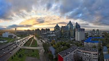 Almaty, Kazakistan, 10.14.2023View bir sonbahar akşamı Kazak şehrinin iş merkezindeki bir kuadkopterden.