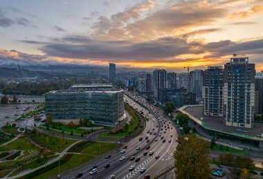 Almaty, Kazakistan, 10.14.2023View bir sonbahar akşamı Kazak şehrinin iş merkezindeki bir kuadkopterden.