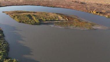Bir sonbahar akşamında Almaty bölgesindeki Ili Nehri 'ndeki dört ayaklı adaların görüntüsü