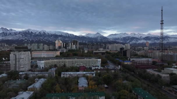 アルマティ カザフスタン 2023 カザフスタンの中心部のクワッドコプターからの眺め アルマティと共和国広場 絵のような秋の朝 — ストック動画