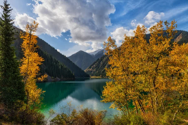 Kazak şehri Almaty 'nin yakınlarındaki Picturesque alp gölü Kolsai.
