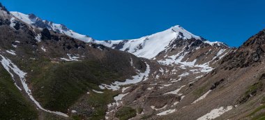 Kazak şehri Almaty yakınlarındaki Trans-Ili Alatau (Orta Asya) Buzulu