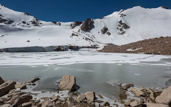 Kazak şehri Almaty yakınlarındaki Trans-Ili Alatau (Orta Asya) Buzulu