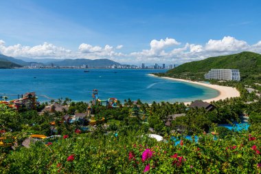 Güneşli bir günde su parkını, deniz koyunu ve Vietnam şehri Nha Trang 'ı görmek.